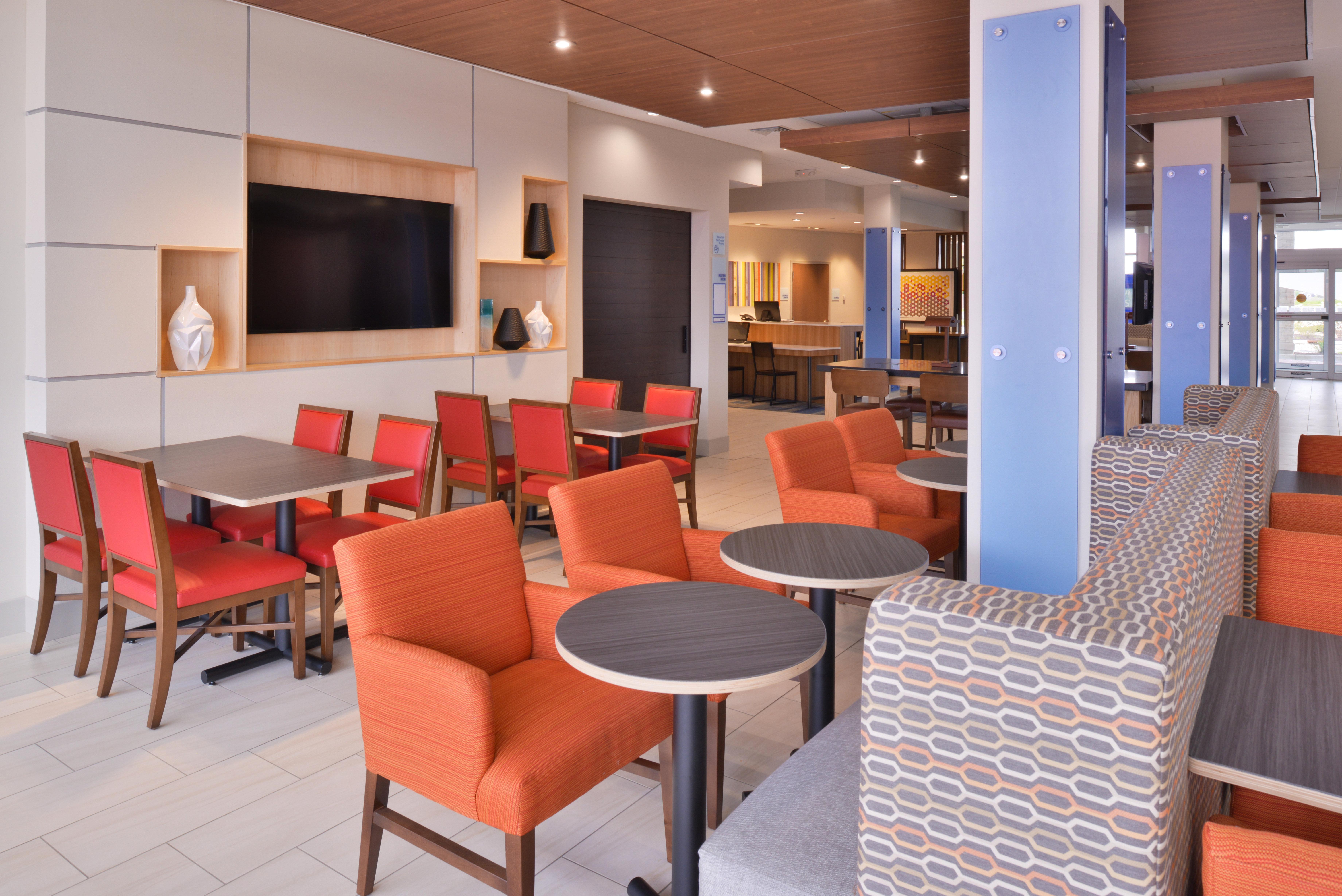 Holiday Inn Express & Suites Madison By Ihg Exterior photo