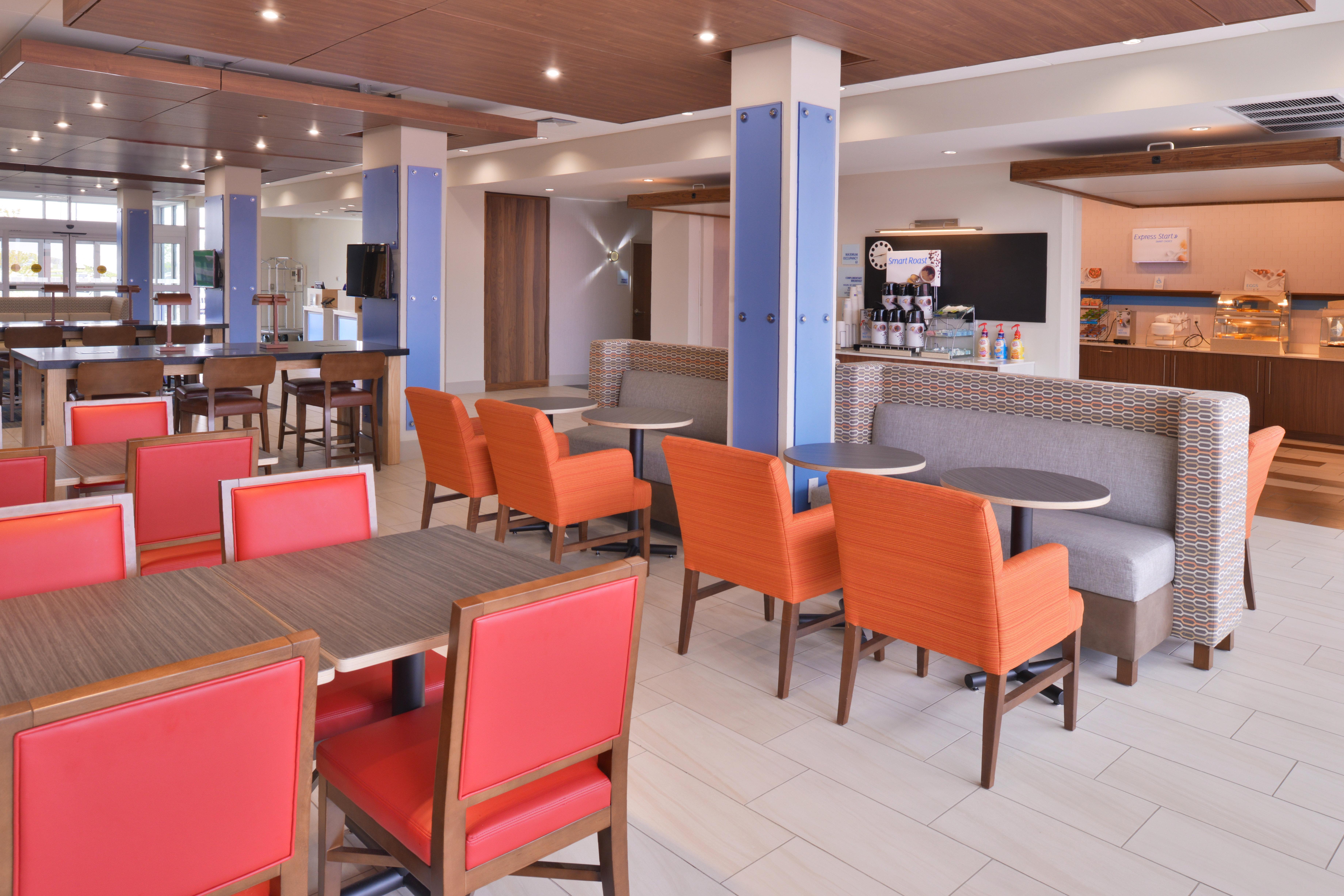 Holiday Inn Express & Suites Madison By Ihg Exterior photo