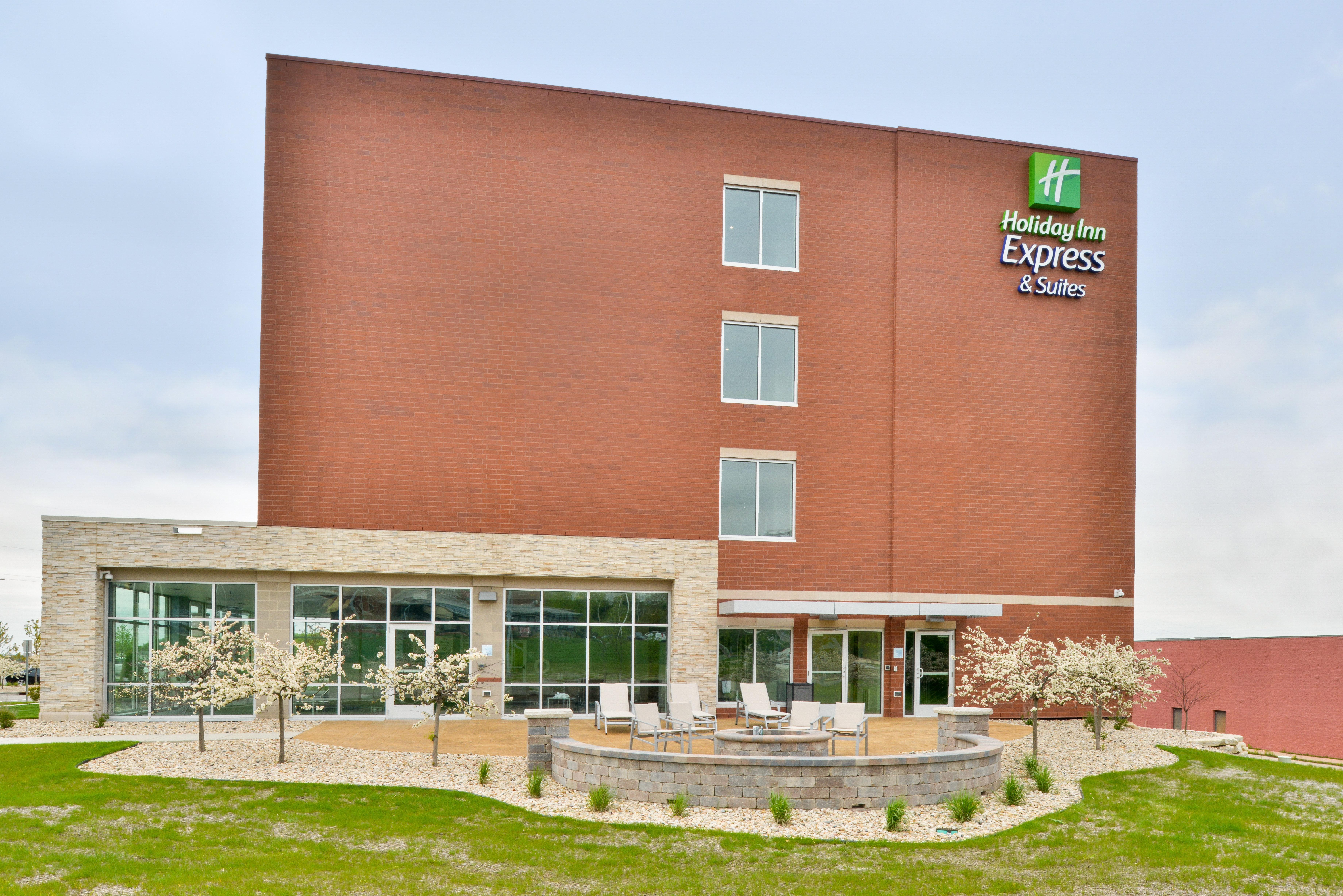 Holiday Inn Express & Suites Madison By Ihg Exterior photo