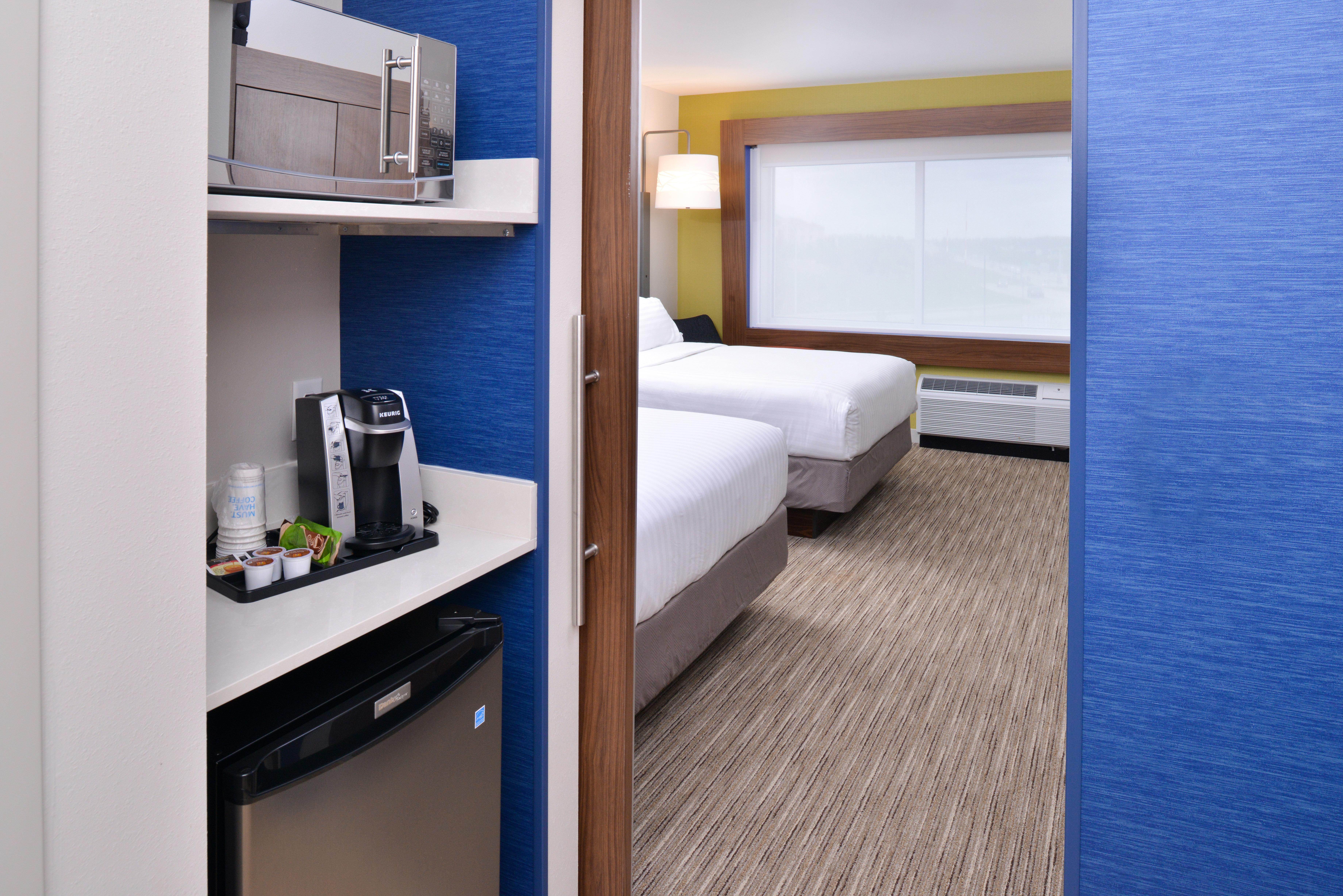 Holiday Inn Express & Suites Madison By Ihg Exterior photo