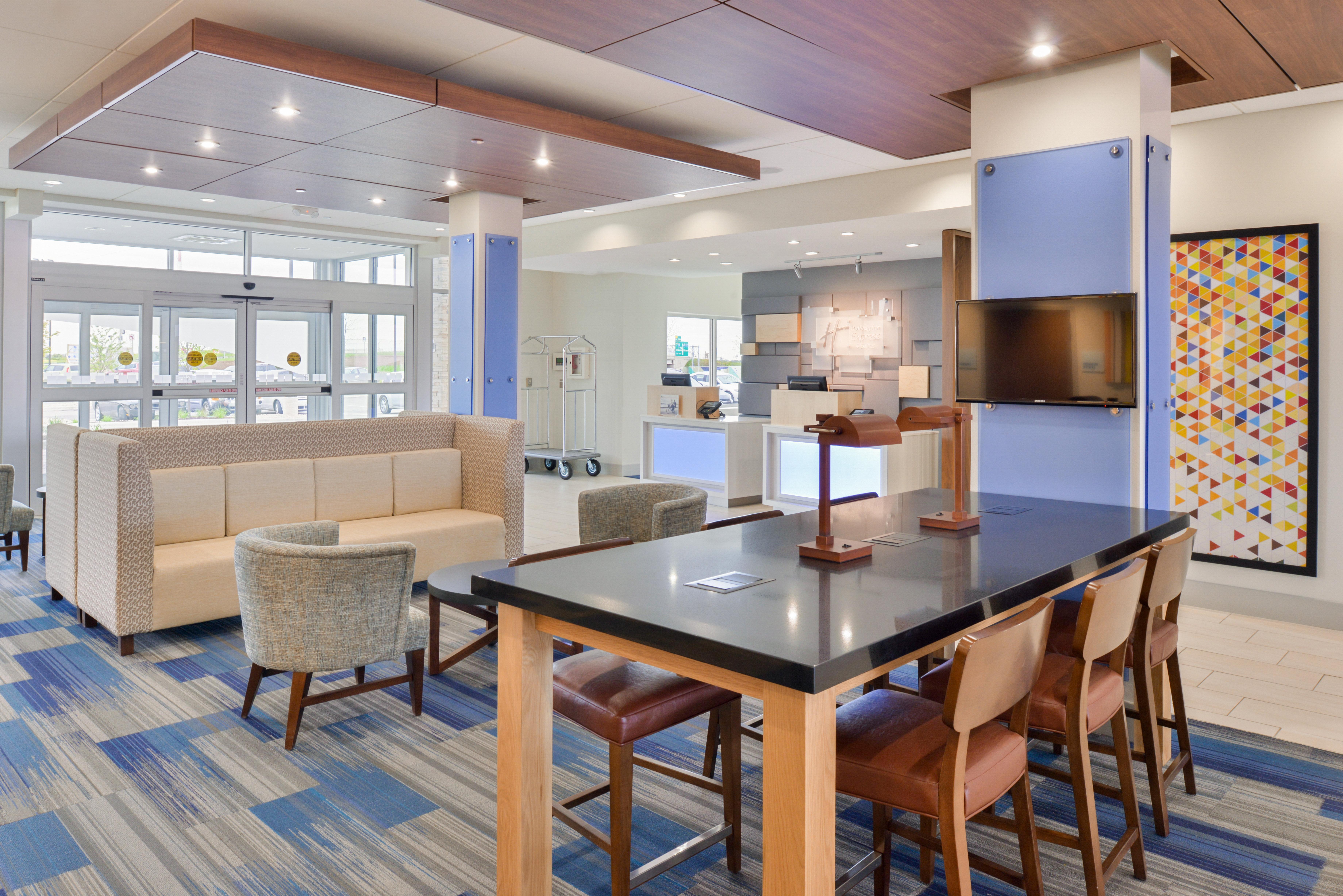 Holiday Inn Express & Suites Madison By Ihg Exterior photo