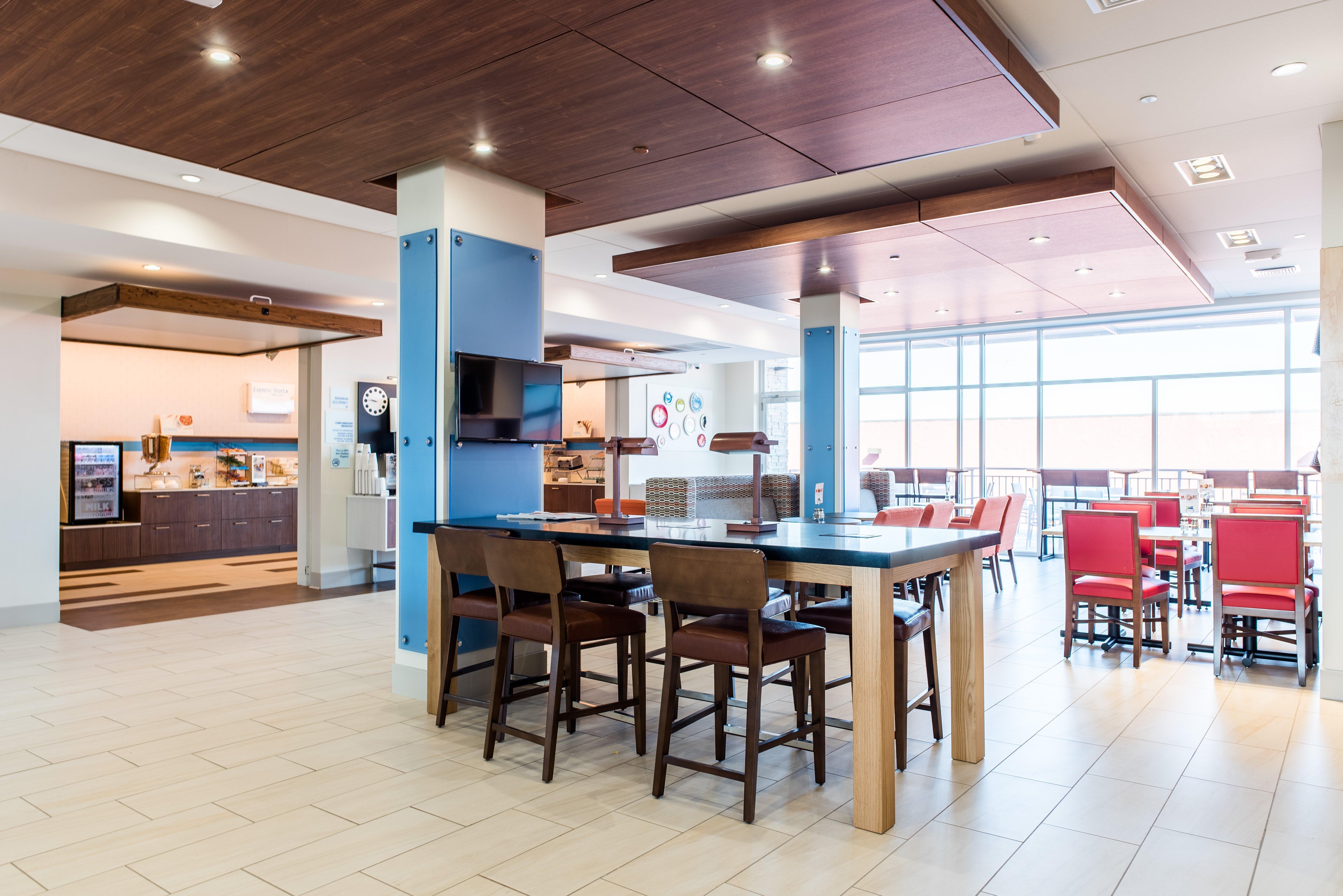 Holiday Inn Express & Suites Madison By Ihg Exterior photo
