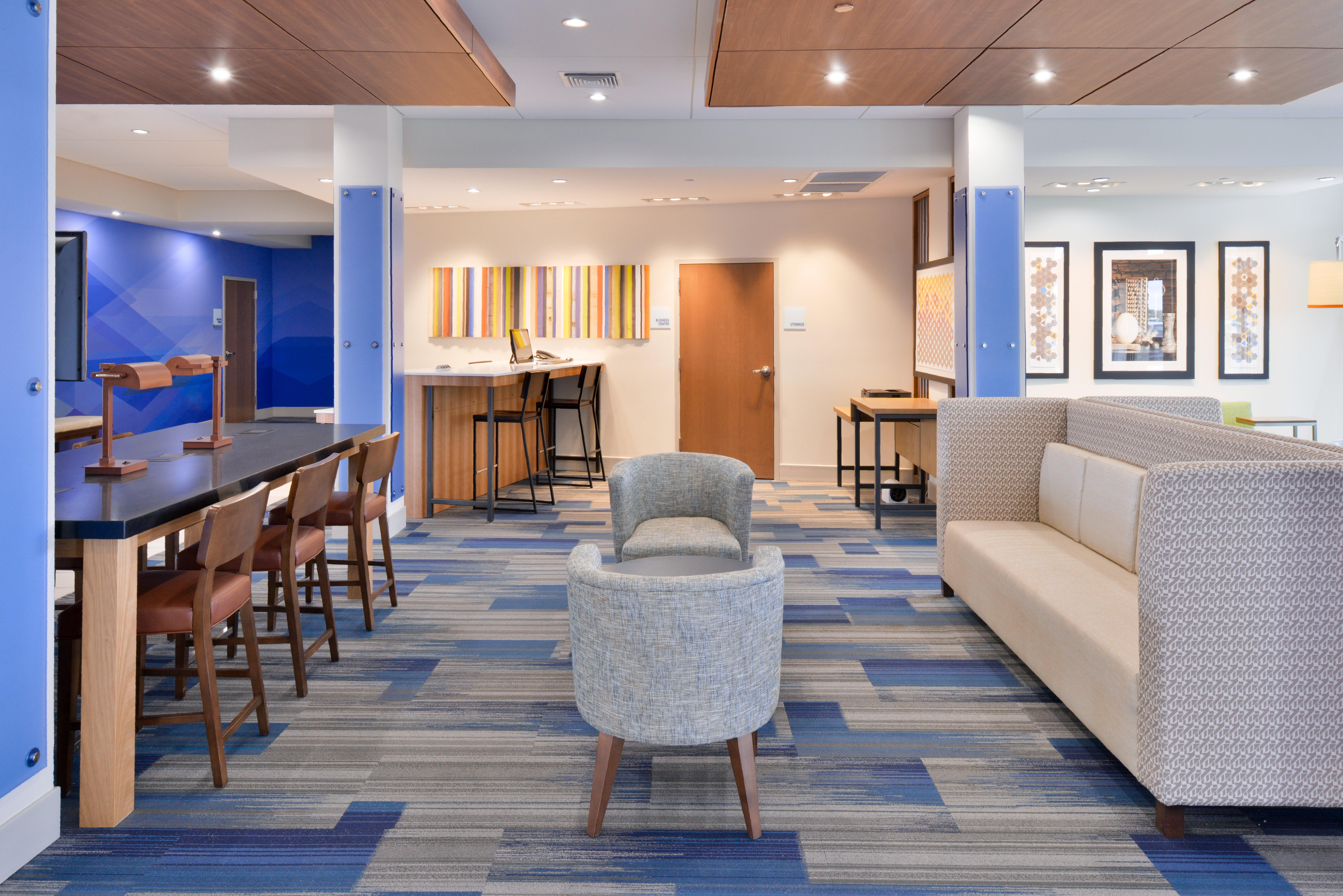 Holiday Inn Express & Suites Madison By Ihg Exterior photo