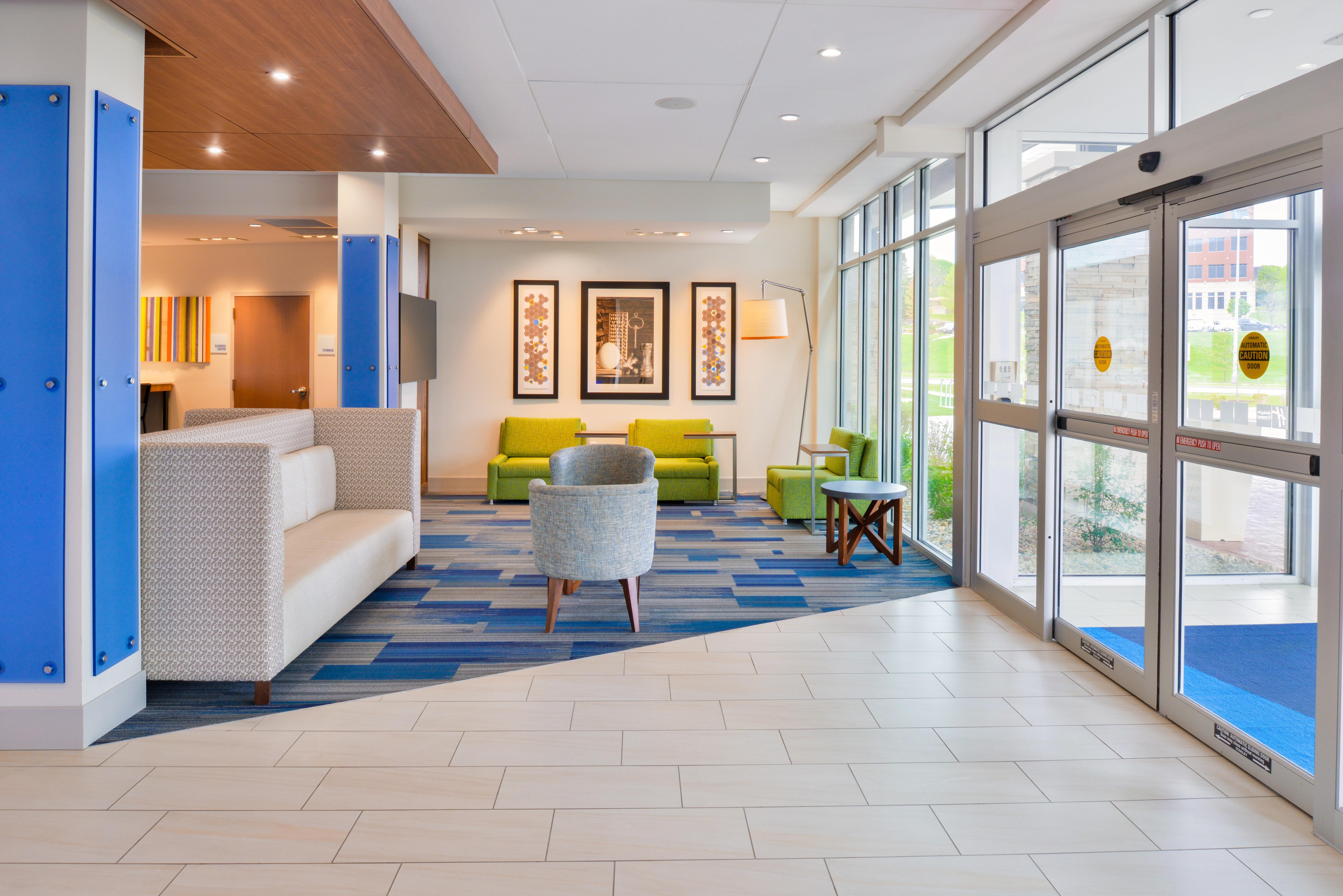 Holiday Inn Express & Suites Madison By Ihg Exterior photo