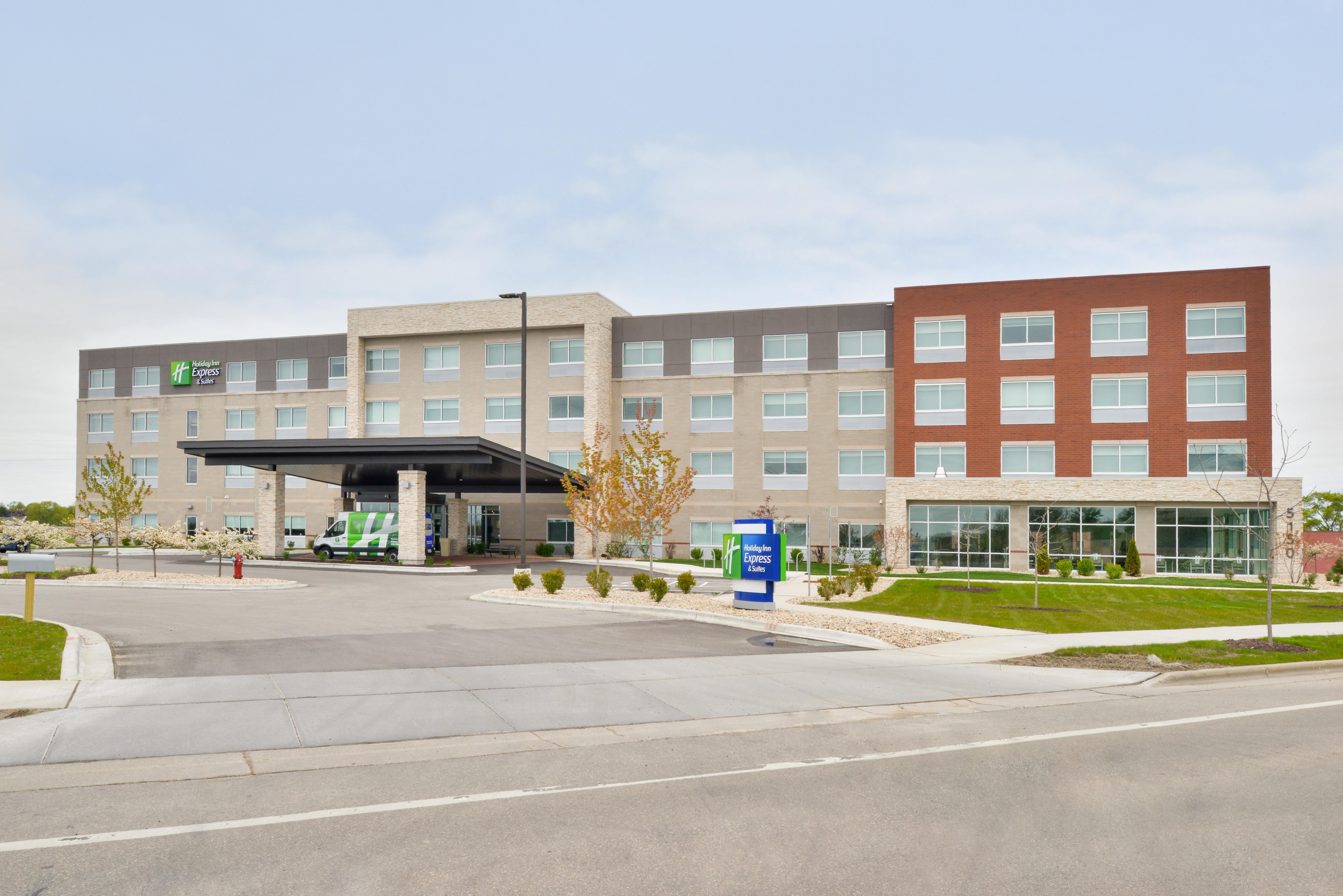 Holiday Inn Express & Suites Madison By Ihg Exterior photo