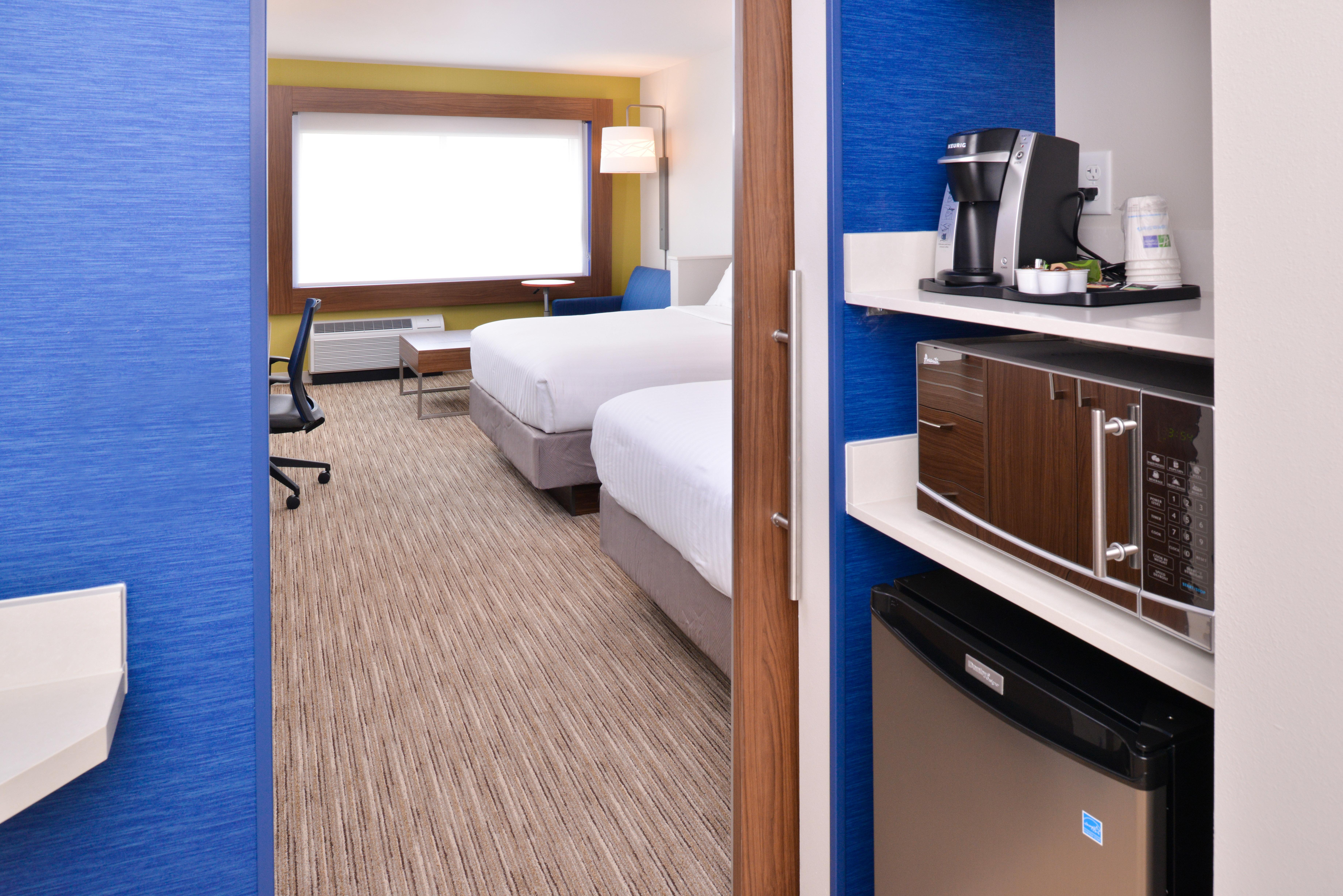 Holiday Inn Express & Suites Madison By Ihg Exterior photo