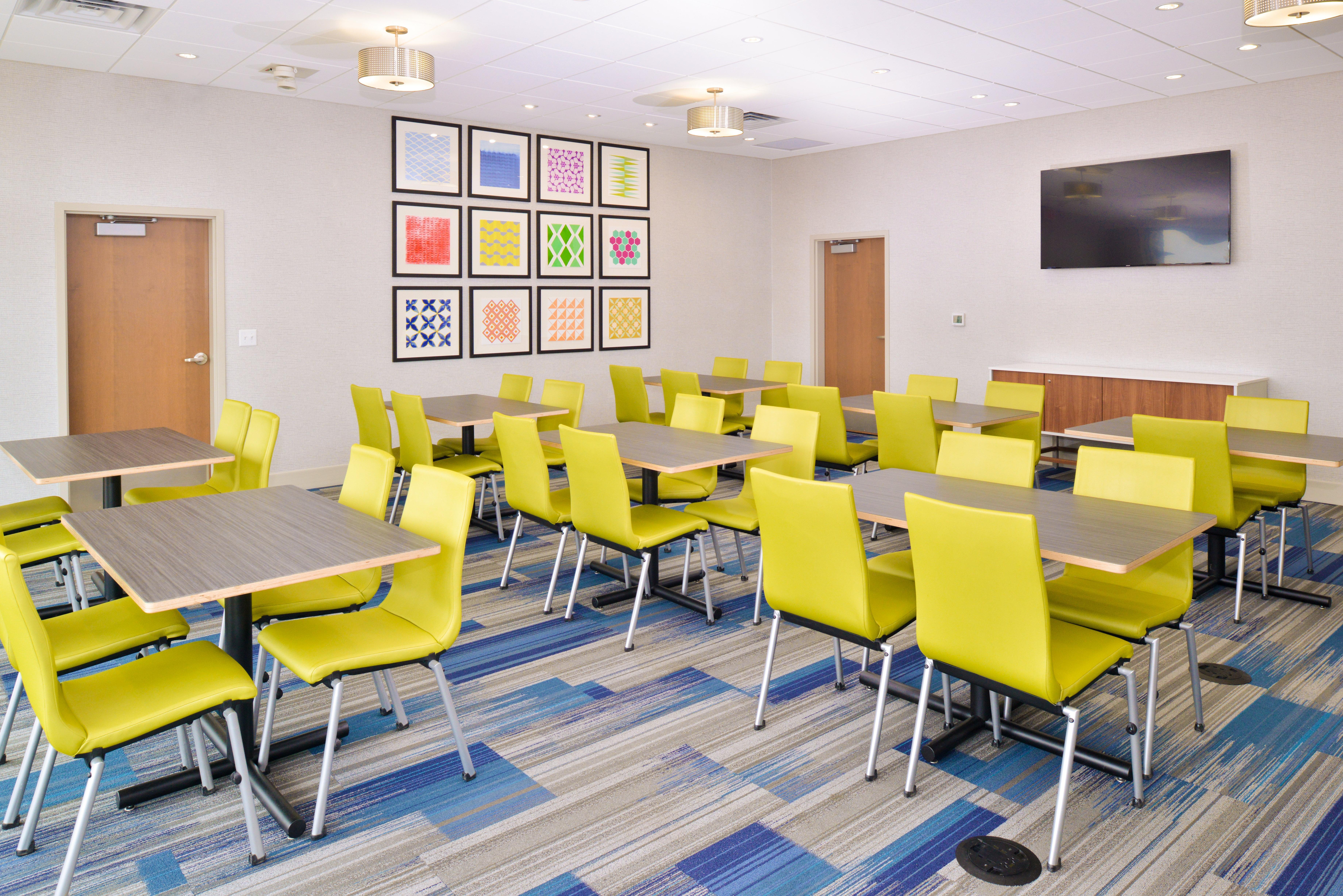 Holiday Inn Express & Suites Madison By Ihg Exterior photo