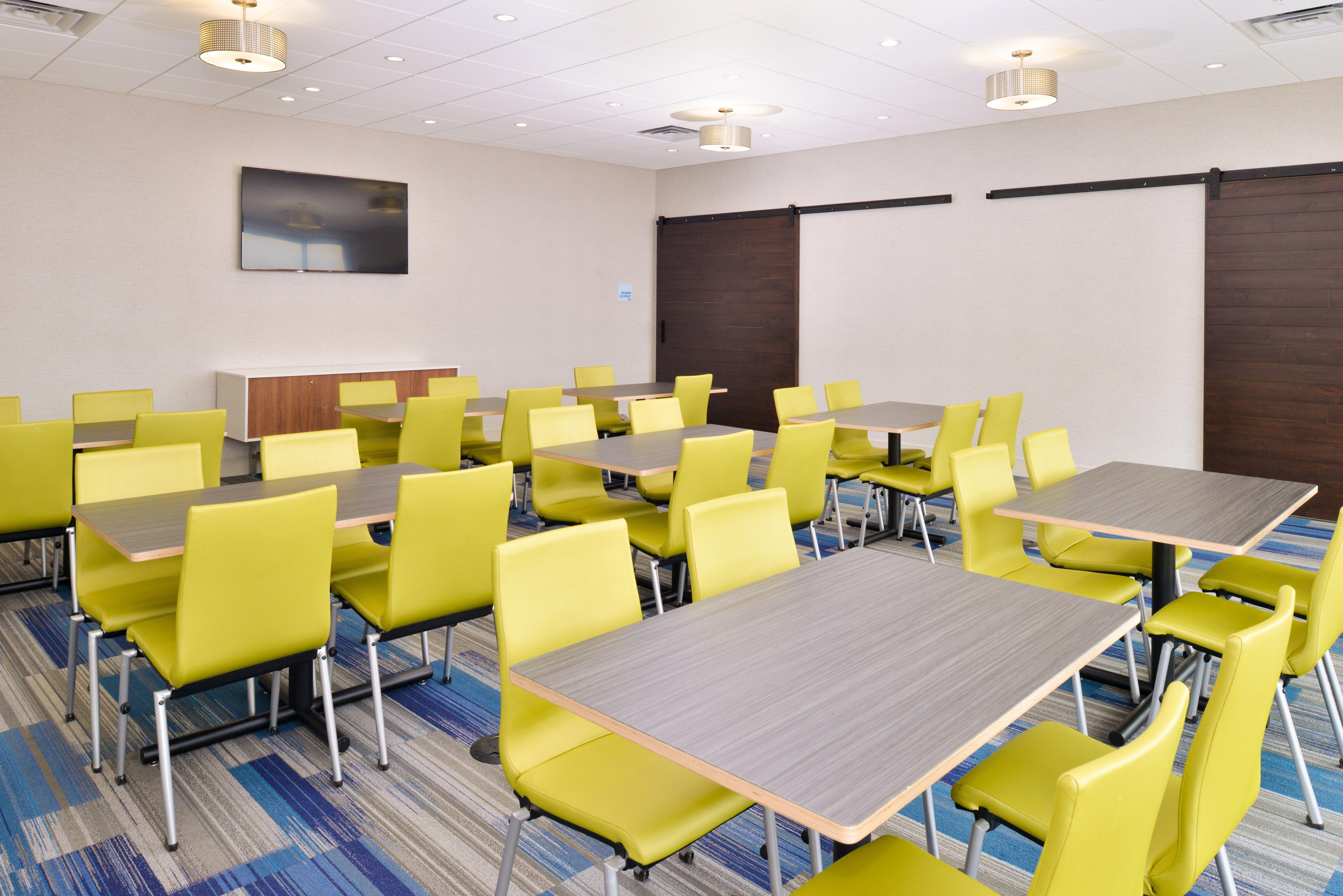 Holiday Inn Express & Suites Madison By Ihg Exterior photo