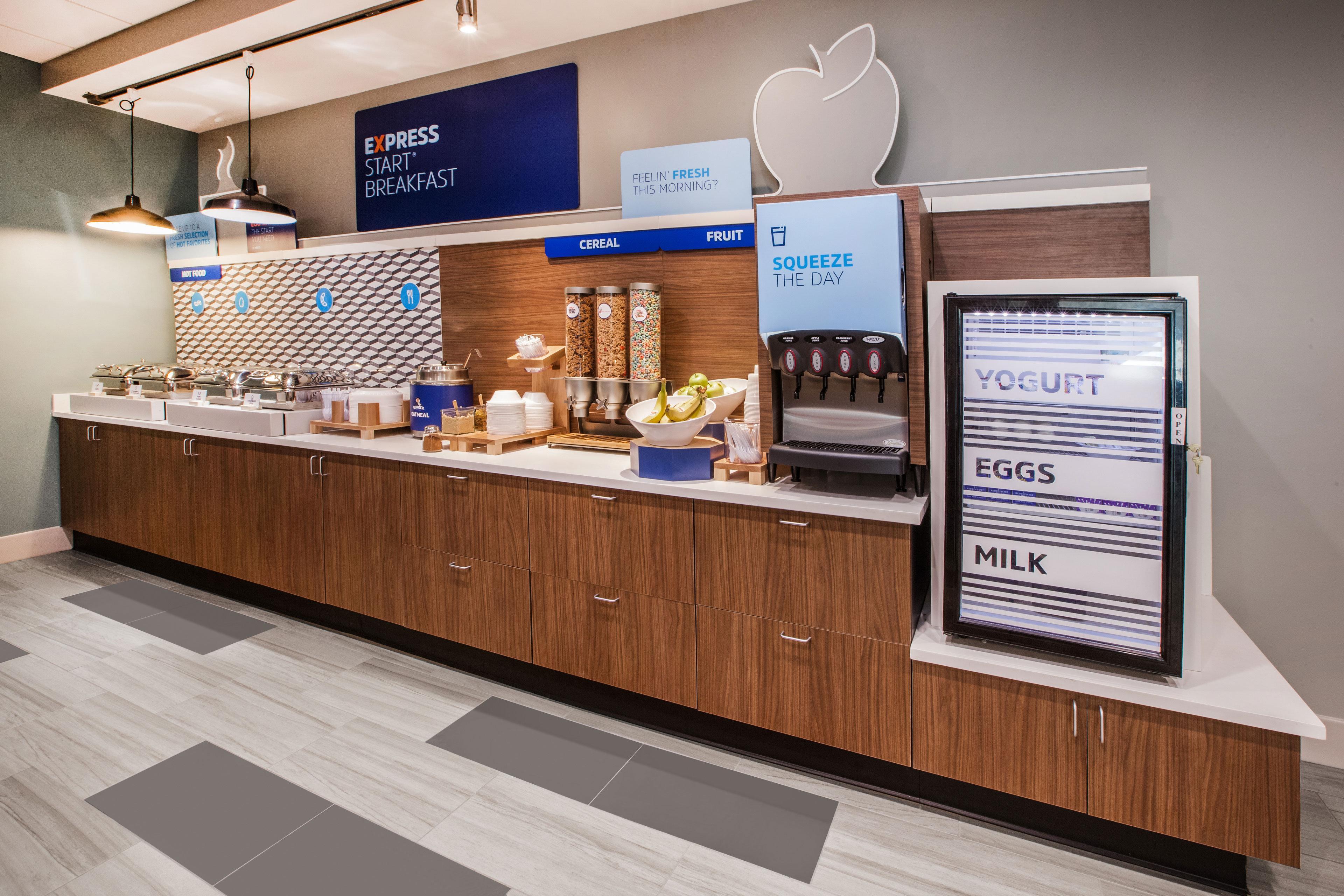 Holiday Inn Express & Suites Madison By Ihg Exterior photo