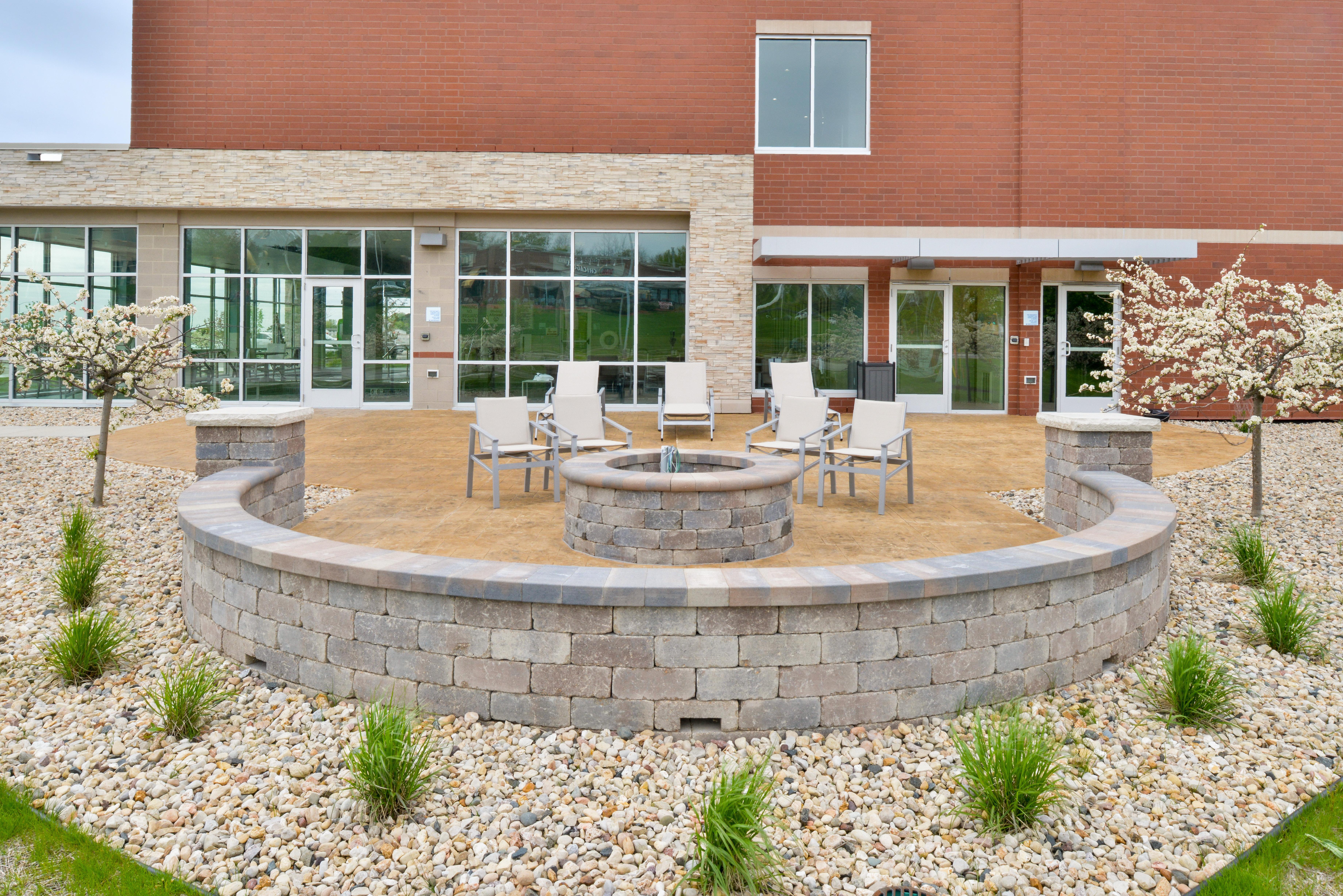 Holiday Inn Express & Suites Madison By Ihg Exterior photo