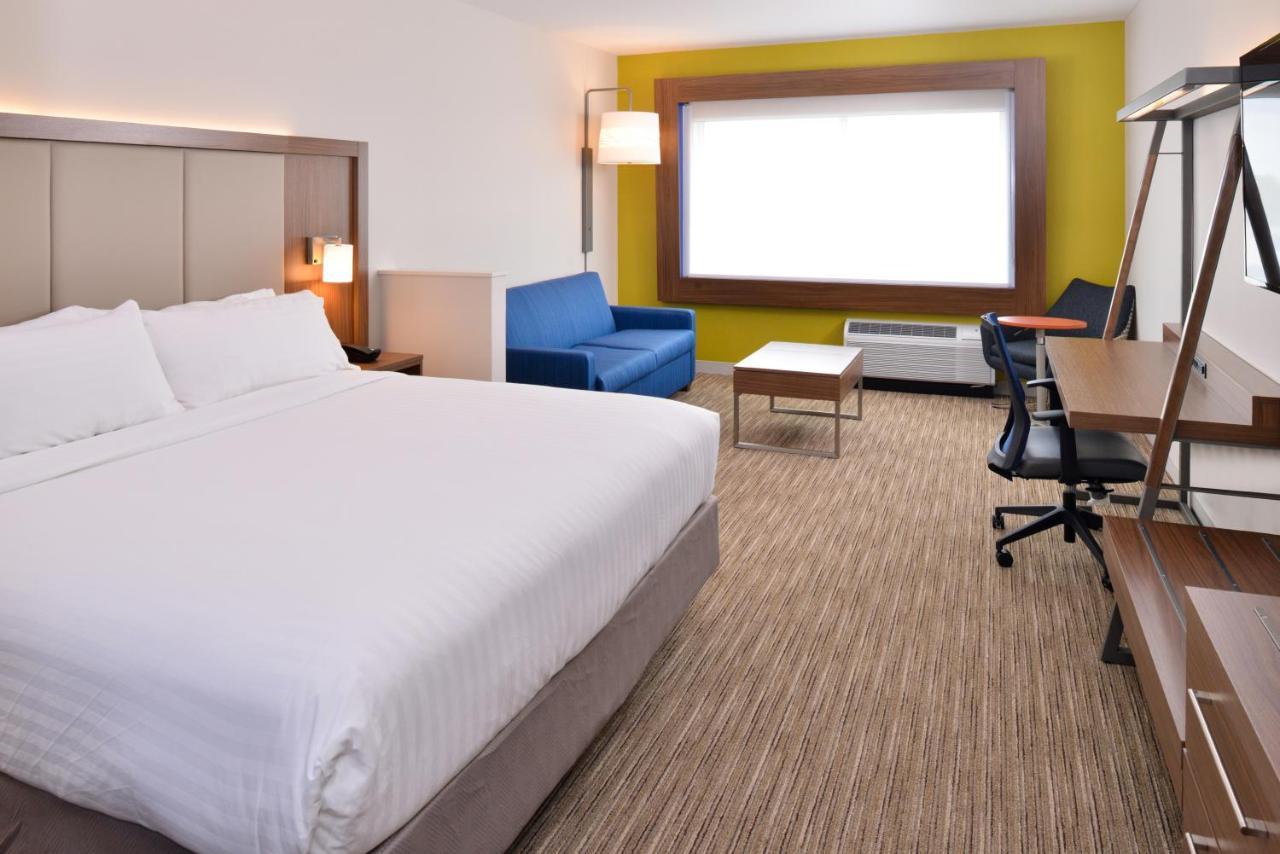 Holiday Inn Express & Suites Madison By Ihg Exterior photo